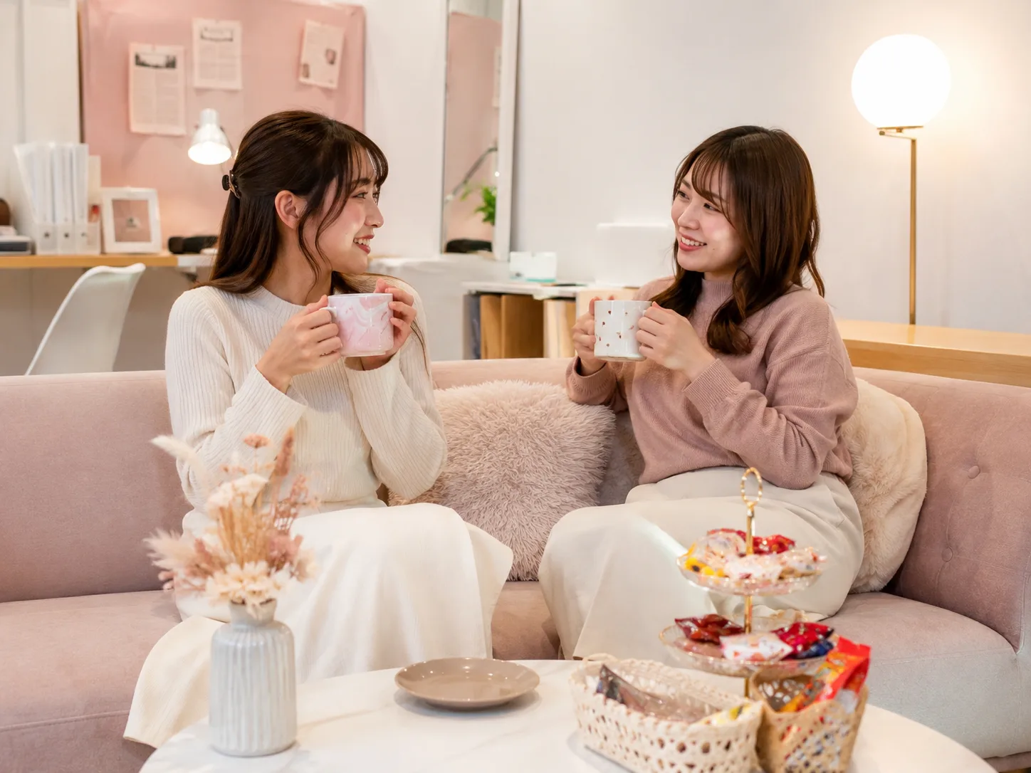 お菓子やドリンクを楽しめるリラックス空間